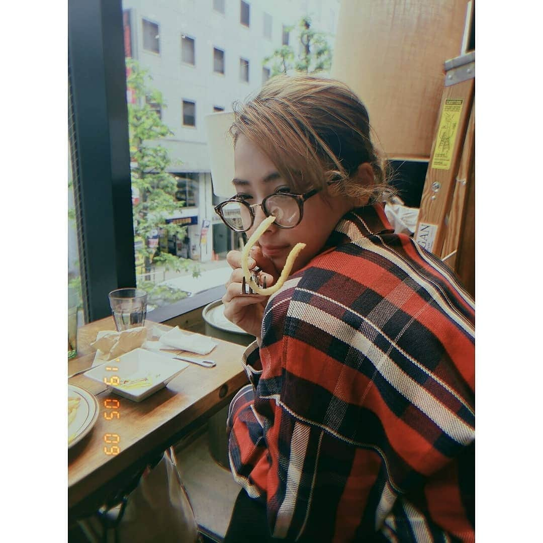 LUNAさんのインスタグラム写真 - (LUNAInstagram)「. . i love u♡♡♡♡♡. . . #金髪 #金髪ショート #ヘアアレンジ #iloveyou #u #foodstagram #🍟 #likeme #me #i #haircolor #hairstyle #ブロンドヘアー #ブロンドカラー #머리 #머리스타그램 #팔로우 #followme #渋谷カフェ #渋谷ランチ #カフェ巡り #カフェ部 #のんびり #お洒落」5月10日 21時54分 - luna_0229