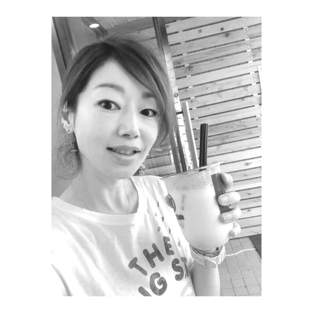 小山田みずきのインスタグラム：「今日の昼間は外も半袖で充分なお天気♪ たまには息抜きが大事。  #湘南 #湘南ライフ #江ノ島 #江の島 #ヨーグルトシェイク #息抜き #fashion #beauty #makeup #actress #actresslife #model #modellife #follow #followme」