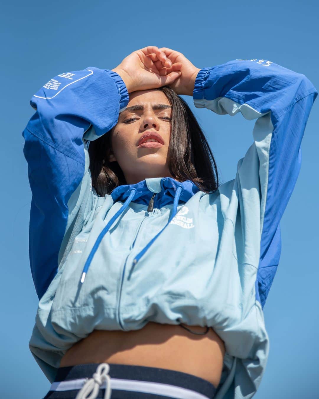 フランクリン&マーシャルのインスタグラム：「Mixing different kind of blue to compose the perfect outfit.  #franklinandmarshall #fashion #fashionforwoman #outfit #outfitforwoman #ss19 #newseason #newcollection #summer #highsummer #style #cool #colour #attitude #details #mood #blue #jacket #sportystyle #fandm #simplicity」