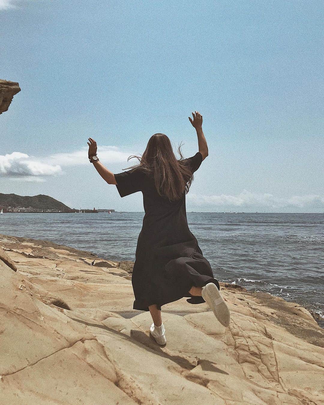 Tattyのインスタグラム：「さよなら私の26歳🌹 27歳の年へ行ってきます🕊 . .  25歳の一年とはだいぶ違ったな、 26歳は色んな意味でズシッと来た🧐 新しい嬉しい出会いもたくさんあって 自分の考えもどんどん変わっていった歳。 今まではザッと将来の夢仕事やりたい事しか 考えてこなかったけど 自分の食も少しずつ見直して 自分の身体のこれからを考えながら 将来の自分の姿を一番想像した歳。 27歳は(ぎゃー27歳か！！！笑) 10代のときに思い描いてた 20代に対してのワクワクと不思議と同じような感覚で とっても楽しみだしチャレンジをたくさんしていきたい歳。 この数年東京で仕事して凝り固まった自分の考えを もっともっと柔らかくして たくさん学んで進んでいきたい。 まだ未知の世界ばかり😌 27歳のTattyもよろしくお願いします😌🌹 #いつもありがとう #thankyou #gracias #welcome27yearsold #511」