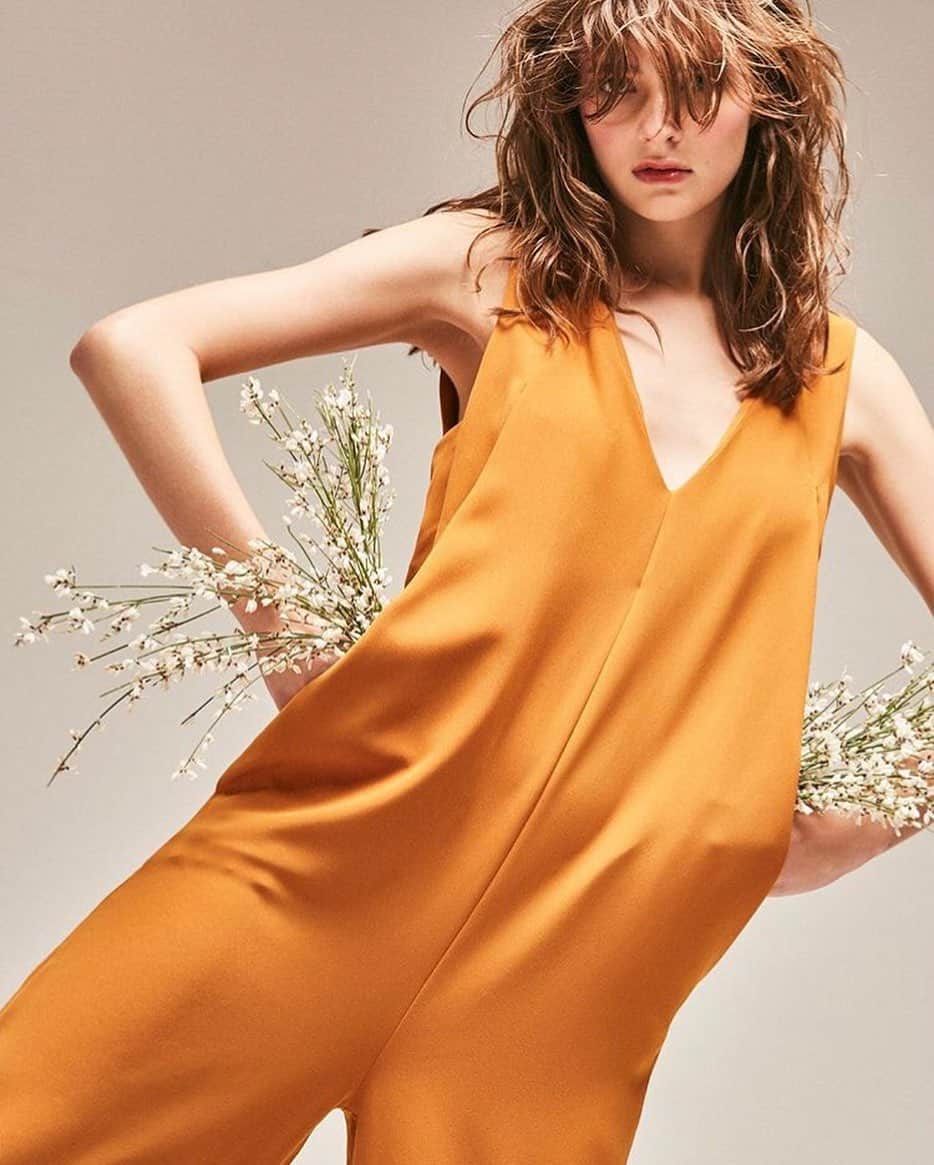 アリジさんのインスタグラム写真 - (アリジInstagram)「ALYSI Orange jumpsuit on @labotanica.magazine 🍊 “Malto” is one of Ss19 key color proposed by ALYSI for this Spring, get inspired! ✨✨✨ . . #alysi #ss19 #orange #orangeisthenewblack #jumpsuit #labotanicamagazine #neweditorial #springtime #getinspired」5月10日 21時57分 - alysiofficial