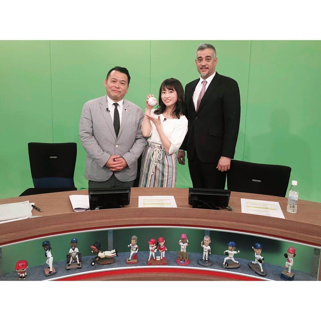 のインスタグラム：「#JSPORTS #MLBイッキ見！ 【毎週金曜22:00〜22:45】 ⁑ 解説はMLBアナリストAKI猪瀬さん✨ 今夜のゲストはデニーさんこと、友利結さんです‼️ 2枚目、3枚目の写真は何をしている所なのか…？⚾️😎 ⁑ 「MLBイッキ見！」は、 JSPORTS1で毎週無料放送✨ ぜひご覧下さいね🙌 番組HP👉 jsports.co.jp/baseball/mlb/ ⁑ 🌼#衣装 🌼 #tiensecoute @tiensecoute ⁑ @jsports_yakyu  @jsports_official  #新番組 #MLB #メジャーリーグ  #野球 #野球好き  #AKI猪瀬 さん  #デニー友利 さん #majorleague  #majorleaguebaseball  #衣装 #コーデ #春コーデ #ootd  #まりなる #津田麻莉奈」