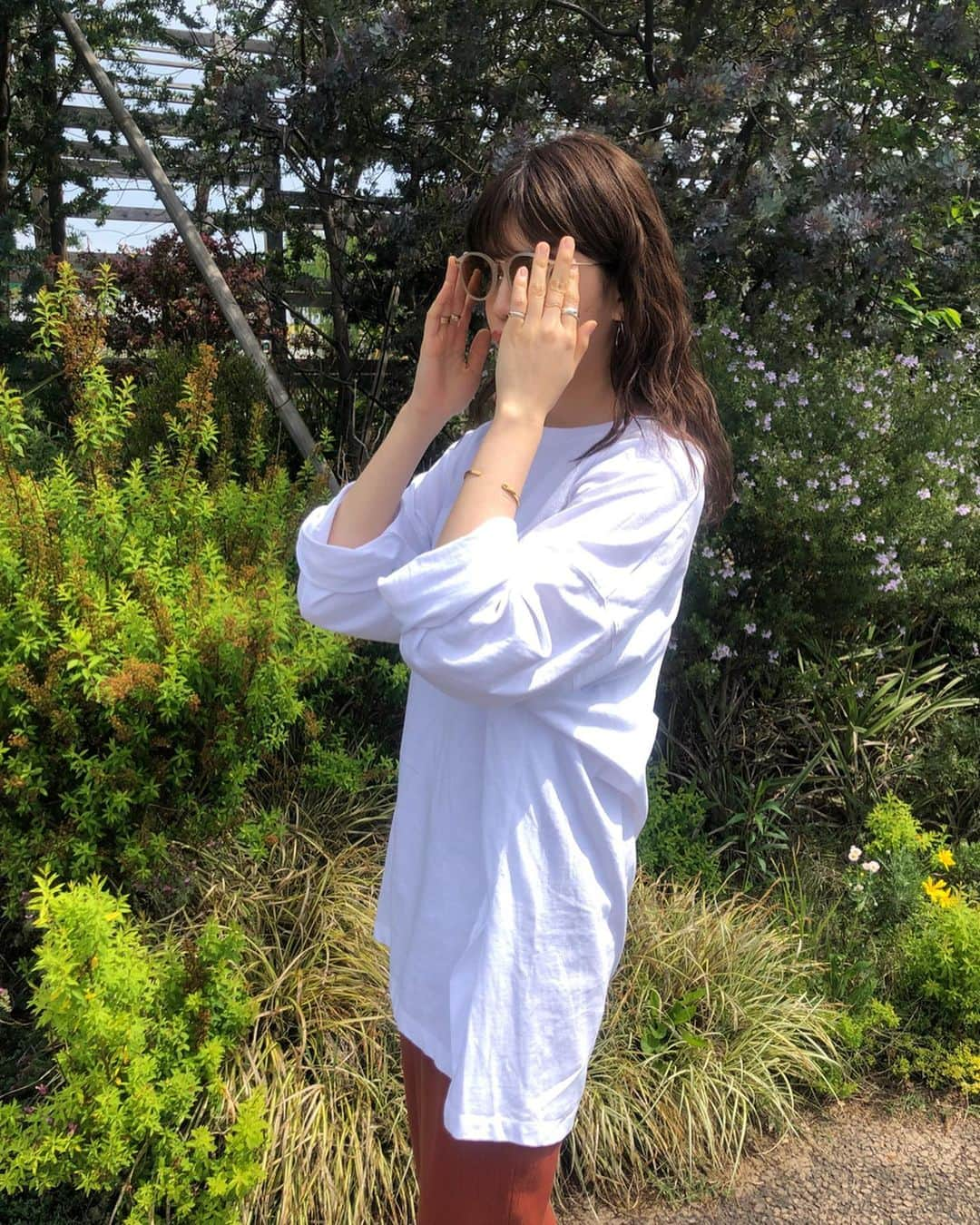 村田倫子さんのインスタグラム写真 - (村田倫子Instagram)「今日は夏みたいな日でしたね。(まぶしい) サンダル、サングラスなコーデ🌞 最近ゆるってしてるのが気になってます。 ゆるい日の小物は、シルバー系にするとちょうどいいバランス☺︎ . #りんこーで ゆるT @f.dom_f.dom  パンツ @todayful_official  #フラットスクエアサンダル @titivatejp  サングラス @zoff_eyewear  指輪 @emiru_jewelry  ピアス @anemone_official . #titivate #ティティベイト #titivatestyle #code #ootd #fashion」5月10日 21時59分 - rinco1023