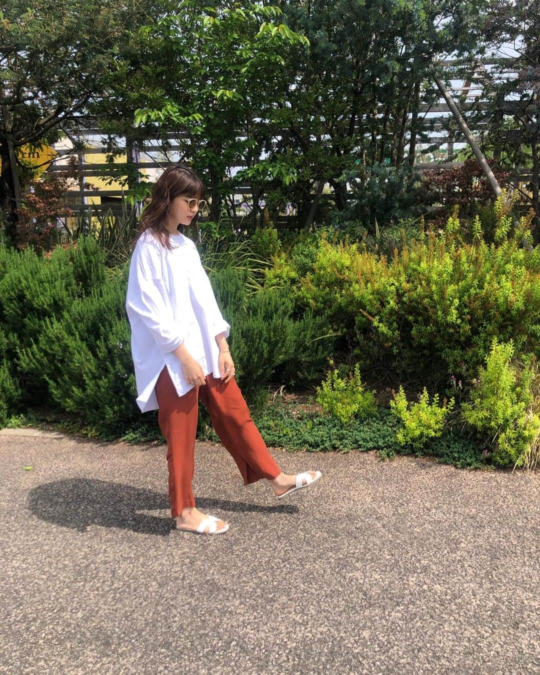 村田倫子さんのインスタグラム写真 - (村田倫子Instagram)「今日は夏みたいな日でしたね。(まぶしい) サンダル、サングラスなコーデ🌞 最近ゆるってしてるのが気になってます。 ゆるい日の小物は、シルバー系にするとちょうどいいバランス☺︎ . #りんこーで ゆるT @f.dom_f.dom  パンツ @todayful_official  #フラットスクエアサンダル @titivatejp  サングラス @zoff_eyewear  指輪 @emiru_jewelry  ピアス @anemone_official . #titivate #ティティベイト #titivatestyle #code #ootd #fashion」5月10日 21時59分 - rinco1023