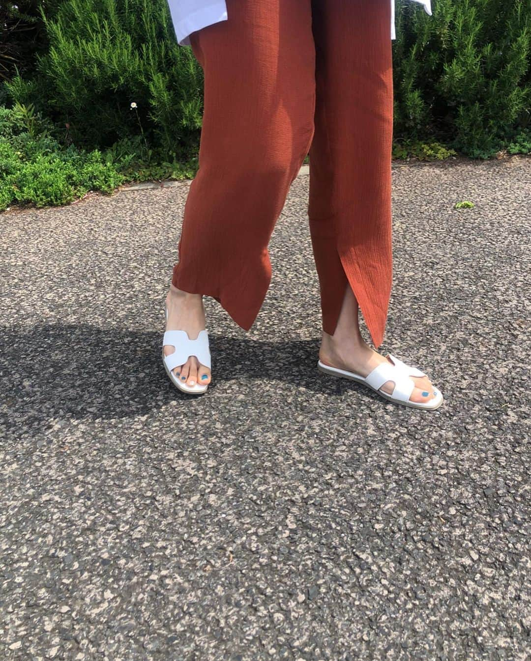 村田倫子さんのインスタグラム写真 - (村田倫子Instagram)「今日は夏みたいな日でしたね。(まぶしい) サンダル、サングラスなコーデ🌞 最近ゆるってしてるのが気になってます。 ゆるい日の小物は、シルバー系にするとちょうどいいバランス☺︎ . #りんこーで ゆるT @f.dom_f.dom  パンツ @todayful_official  #フラットスクエアサンダル @titivatejp  サングラス @zoff_eyewear  指輪 @emiru_jewelry  ピアス @anemone_official . #titivate #ティティベイト #titivatestyle #code #ootd #fashion」5月10日 21時59分 - rinco1023