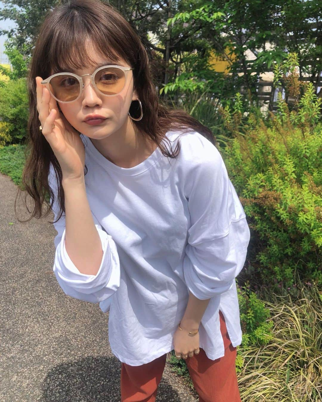 村田倫子さんのインスタグラム写真 - (村田倫子Instagram)「今日は夏みたいな日でしたね。(まぶしい) サンダル、サングラスなコーデ🌞 最近ゆるってしてるのが気になってます。 ゆるい日の小物は、シルバー系にするとちょうどいいバランス☺︎ . #りんこーで ゆるT @f.dom_f.dom  パンツ @todayful_official  #フラットスクエアサンダル @titivatejp  サングラス @zoff_eyewear  指輪 @emiru_jewelry  ピアス @anemone_official . #titivate #ティティベイト #titivatestyle #code #ootd #fashion」5月10日 21時59分 - rinco1023