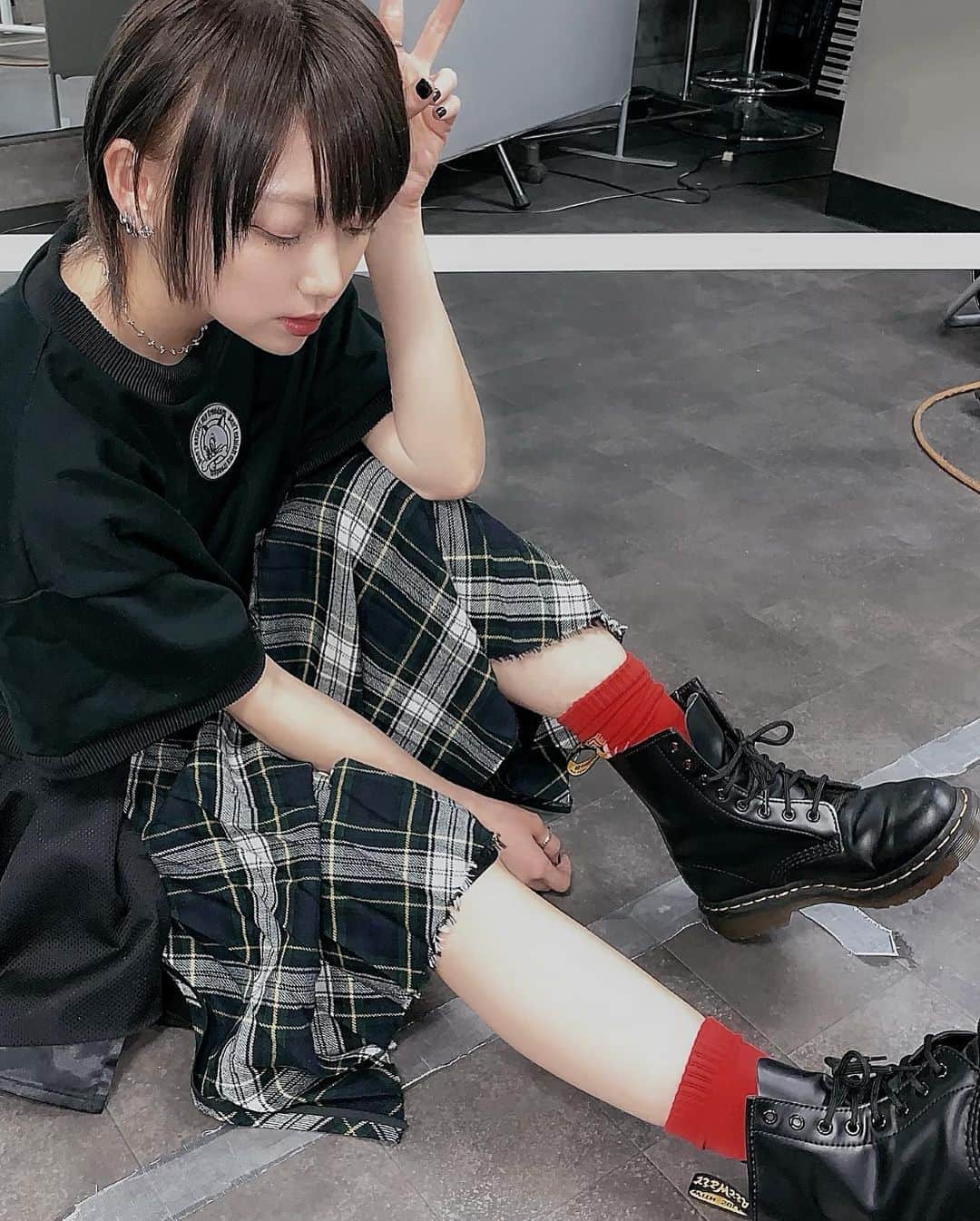 篠崎こころのインスタグラム：「髪色変えた♡  コメント頂いたのでお洋服も タグ付けしてみました〜 いつも見てくれてありがと〜！」