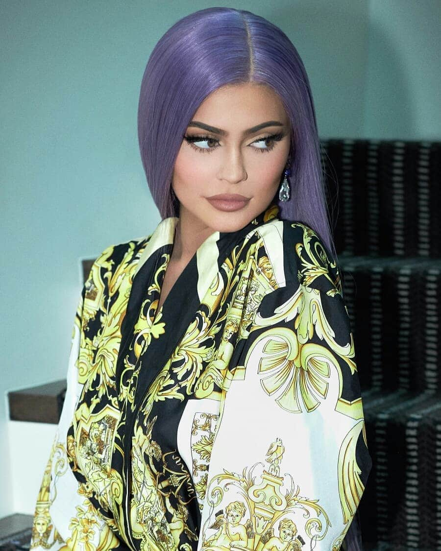 ジャンニヴェルサーチさんのインスタグラム写真 - (ジャンニヴェルサーチInstagram)「@kyliejenner gets ready for the #MetGala in a custom-made, delicate silk #AtelierVersace dressing gown boasting the heritage Barocco print. #VersaceCelebrities _ Photos by @gregswalesart」5月10日 22時03分 - versace