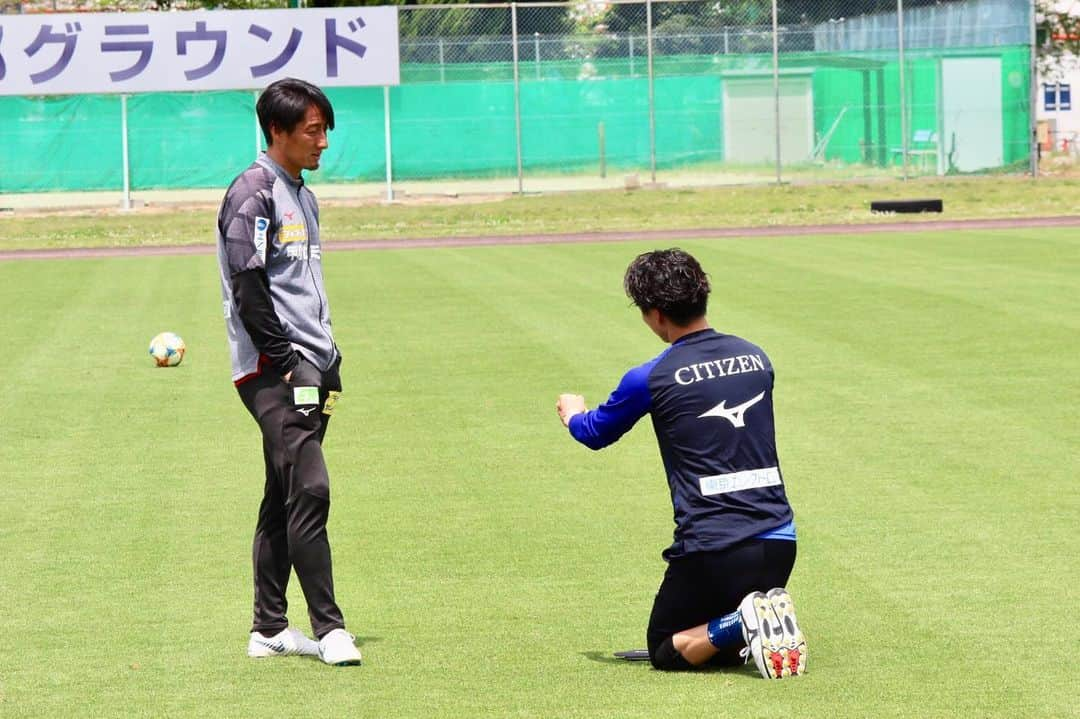 武岡優斗さんのインスタグラム写真 - (武岡優斗Instagram)「先輩と後輩。  彰さんとわたくし。  監督と選手。  先輩と後輩。  何より… 彰さん… イケメン過ぎ。  間違いなく… Jリーグ界No1スーツ似合う。  ずりーなー笑  この写真だけでも カッコイイの伝わる…  ずりーなー笑 #伊藤彰 #2015年にS級ライセンス取得のために #川崎フロンターレ にきてる #その頃 #挨拶した以来の再会 #国士舘大学 の #大先輩 #川崎フロンターレ の #大先輩 #ヴァンフォーレ甲府 にて #再会 #なにやら #運命感じちゃう #彰さんの為にも #頑張りたい #監督と選手 #先輩と後輩 #イケメン監督 #スーツ似合い過ぎな件 #ありゃずるい #現場からは以上です🙏」5月10日 22時10分 - yuto_takeoka17