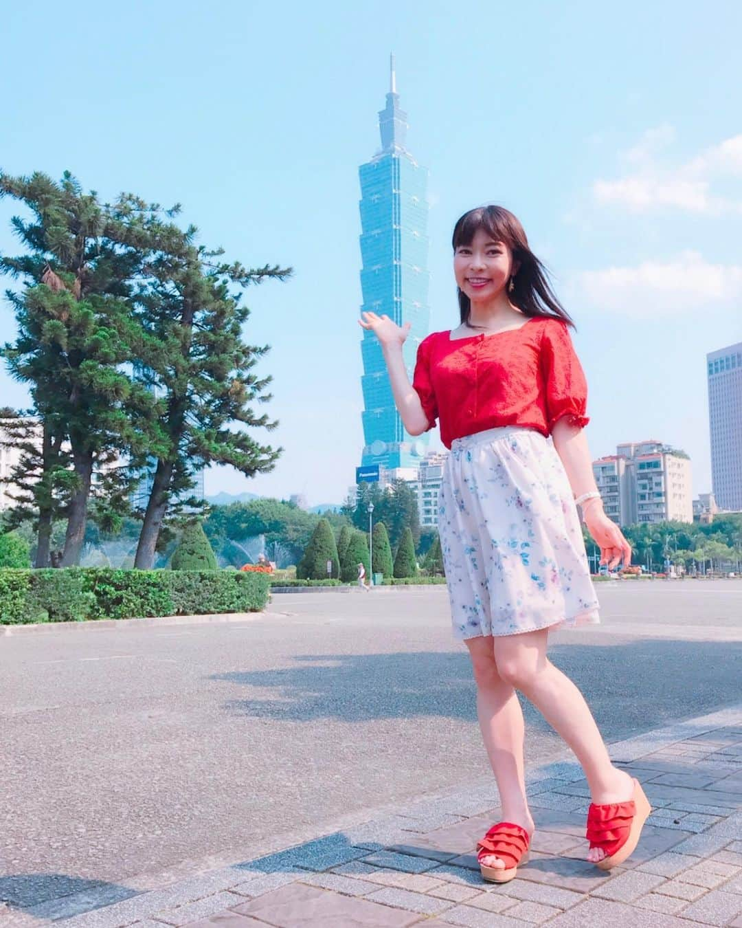 DJ MIYAさんのインスタグラム写真 - (DJ MIYAInstagram)「こんばんは❤️日本はもう週末だね❤️ 先月の、テレビ撮影in 台北（この夏日本で放送予定？） のoff shot💓続き❤️ .  国父記念館の辺りー💓 . .  やっぱ台北といえば、101だよね💓 . .  木の上に、リスさんがいたのー🐿結構大きめのりすで、とても可愛かったよーぉ❤️💓 . . .  旅行記の写真、まだいっぱいあるのー💓(o^^o) . . 【台北ロケ旅行・2019年4月7日&4月8日】 . .  #台湾女子旅　#台北　#台湾ホテル　#台湾旅　#旅インスタグラマー　#旅スタグラマー　#台北旅行  #台湾旅行 #旅ブロガー　#タビジョ　#今日のコーデ　#今日のコーディネート　#旅大好き #一人旅　#台湾一人旅　#台湾好き　#海外旅行　#台北旅行  #ファッションブロガー　#インスタグラマー　#インフルエンサー #旅好き女子 #旅インスタグラマー #フィットネス女子 #トラベラー #たいわん #旅行コーデ #インスタ映えスポット #台湾大好き #台北101 #台北101大樓 #マイトリップMIYA」5月10日 22時07分 - dj_miya