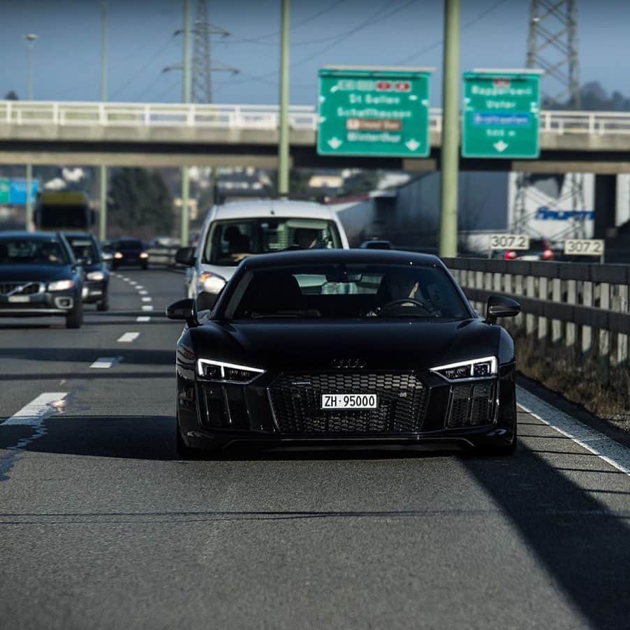 CARLiFESTYLEさんのインスタグラム写真 - (CARLiFESTYLEInstagram)「Can’t go wrong with an all black R8 Photo by @srs_swissrichstreets #carlifestyle ( Follow the Network @AUTOPLAY )」5月10日 22時08分 - carlifestyle