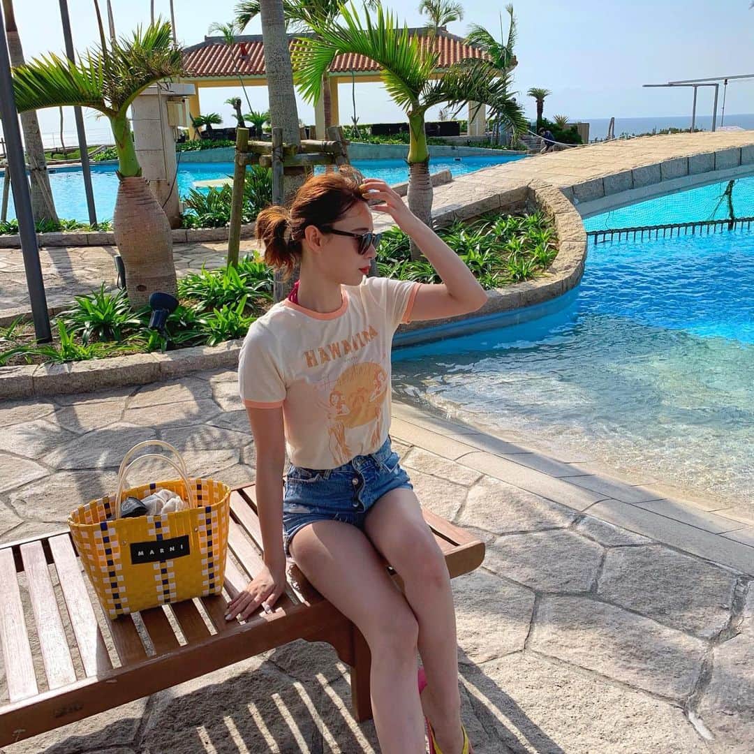 のインスタグラム：「ㅤㅤㅤ ㅤㅤㅤ リップカールのTシャツ💓 沖縄でも着てたよっ😍 ㅤㅤㅤ  #沖縄コーデ #岡島かれん #ootd #リップカール #ripcurl」