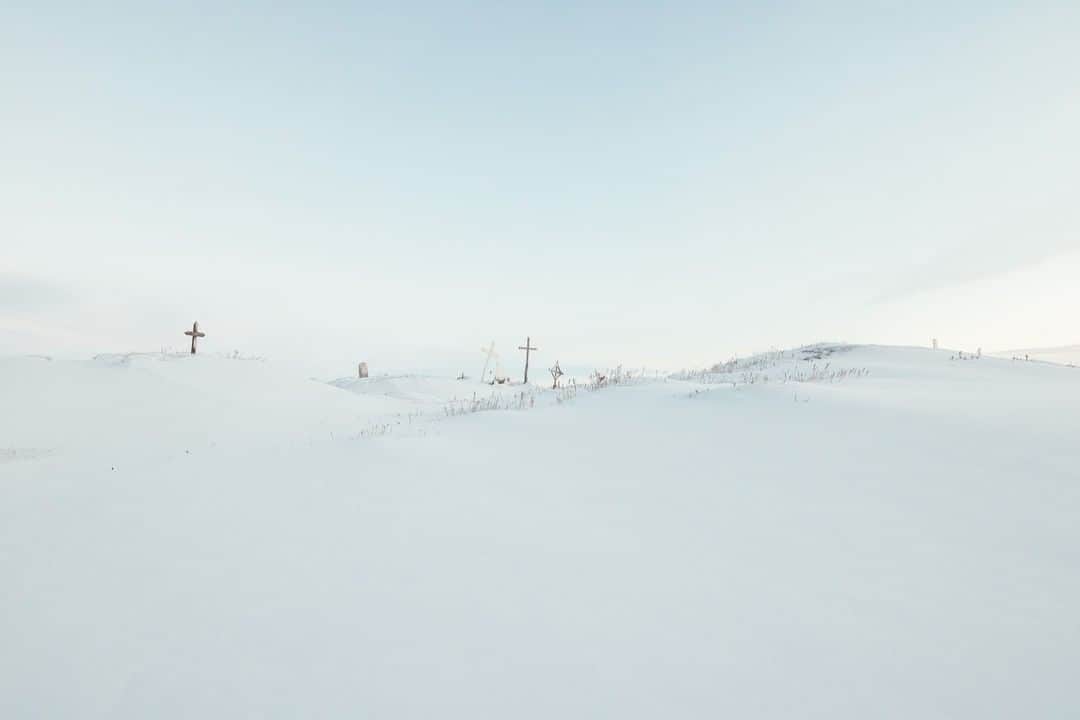 National Geographic Travelさんのインスタグラム写真 - (National Geographic TravelInstagram)「Photo by @kiliiiyuyan | Generations of ancestors of the Iñupiaq, an Alaskan Iñuit group, lie in this snowy cemetery in Utqiagviq in November. Says Jana Harcharek, "We are proud to be Iñupiaq. When our ancestors look down on us and see us living with our culture, we feel we know who we are." Follow me, @kiliiiyuyan, for more from the Arctic and beyond. #alaska #indigenous #arctic」5月10日 22時08分 - natgeotravel