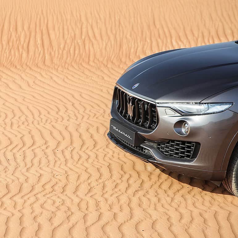 Maserati Japan | マセラティ ジャパンのインスタグラム：「砂漠の風紋のなかを突き進むレヴァンテ。どこまでも続く砂の海も、その勇猛な走りを止めることはできません。 #Maserati #マセラティ  #MaseratiJapan #マセラティジャパン #Levante #Desert」