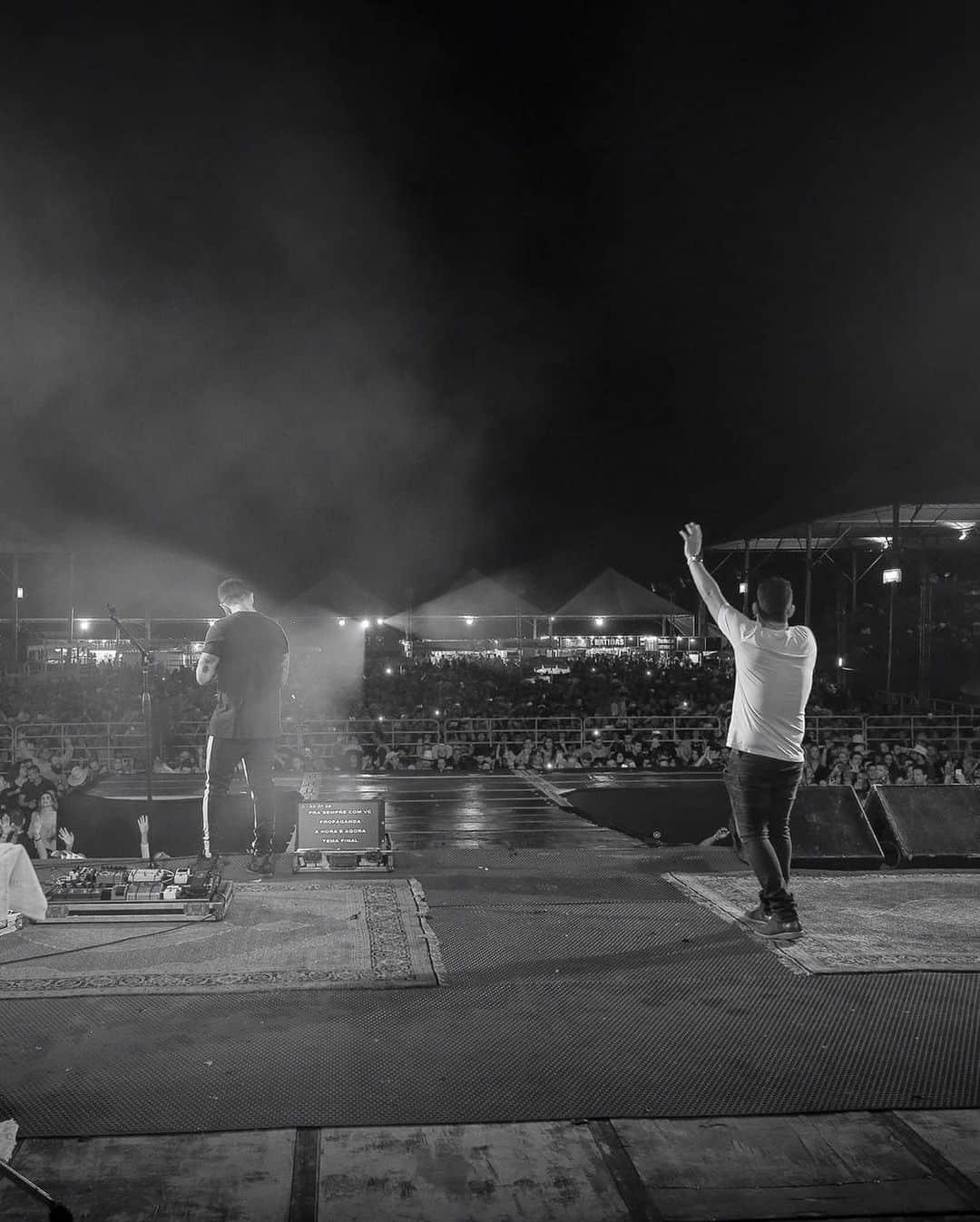 Jorge & Mateusさんのインスタグラム写真 - (Jorge & MateusInstagram)「De ontem na Festa do Peão de Itápolis/SP! Pensa na energia dessa galera. Show fenomenal, já queremos voltar!」5月10日 22時11分 - jorgeemateus