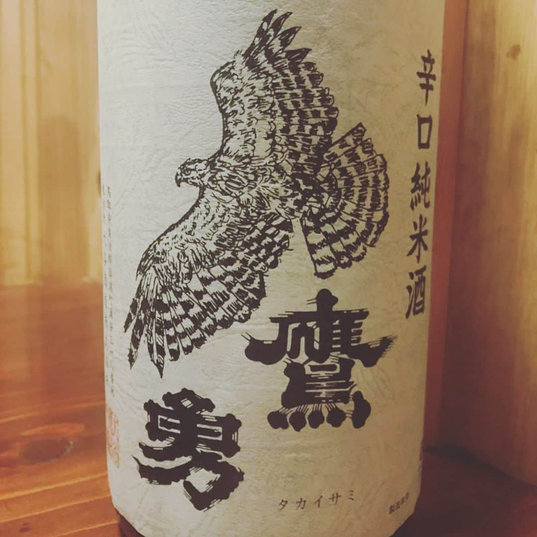 緑川静香さんのインスタグラム写真 - (緑川静香Instagram)「【しーたん日本酒録】  大谷酒造@鳥取 鷹勇 辛口純米酒  男酒といえる正統派辛口純米酒。  5月って一番紫外線強いことを知らず日焼けをなめていて気付いたら焼けてしまい落ち込む夜にぬる燗で乾杯しませんか。  #しーたん日本酒録 #唎酒師 #日本酒 #日本酒女子 #大谷酒造 #鳥取 #鷹勇 #辛口純米酒 #sake #sakestagram #sakebottle #일본술  #低音長期発酵  #旨みもある辛口 #キレよし #ぬる燗にしよう #9号酵母  #愛鳥家だった初代当主が #大空を舞う鷹の勇姿に魅せられて名付けたそうよ」5月10日 22時12分 - midorikawa_shizuka