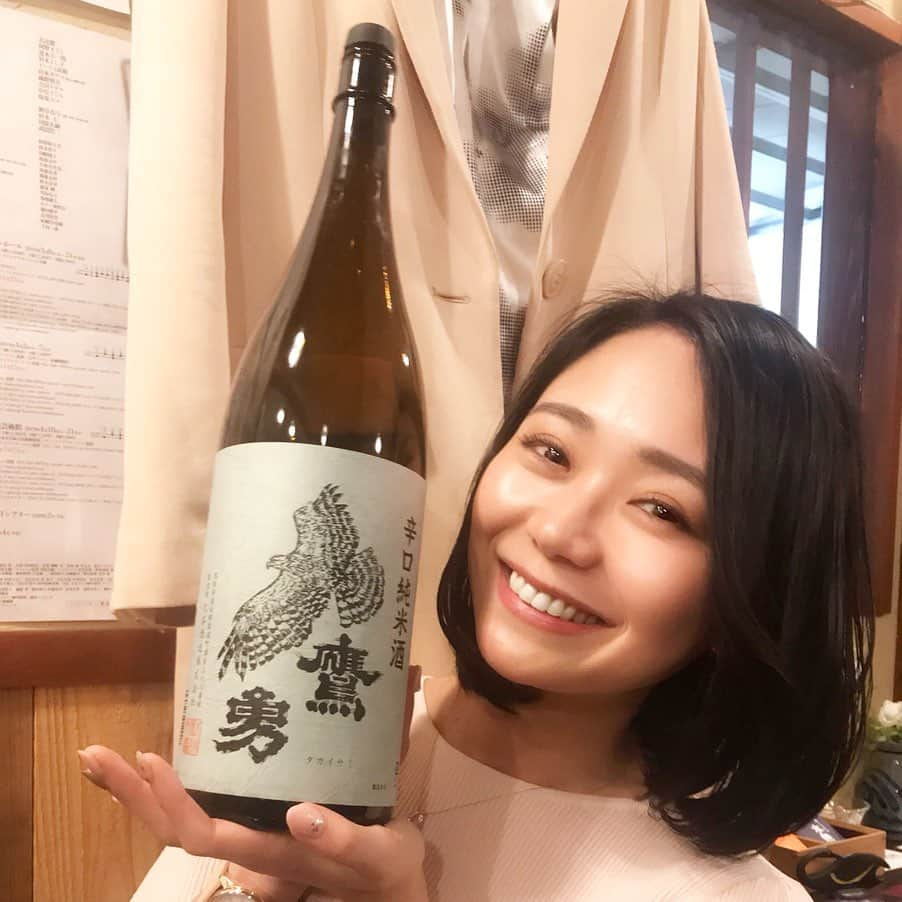 緑川静香さんのインスタグラム写真 - (緑川静香Instagram)「【しーたん日本酒録】  大谷酒造@鳥取 鷹勇 辛口純米酒  男酒といえる正統派辛口純米酒。  5月って一番紫外線強いことを知らず日焼けをなめていて気付いたら焼けてしまい落ち込む夜にぬる燗で乾杯しませんか。  #しーたん日本酒録 #唎酒師 #日本酒 #日本酒女子 #大谷酒造 #鳥取 #鷹勇 #辛口純米酒 #sake #sakestagram #sakebottle #일본술  #低音長期発酵  #旨みもある辛口 #キレよし #ぬる燗にしよう #9号酵母  #愛鳥家だった初代当主が #大空を舞う鷹の勇姿に魅せられて名付けたそうよ」5月10日 22時12分 - midorikawa_shizuka