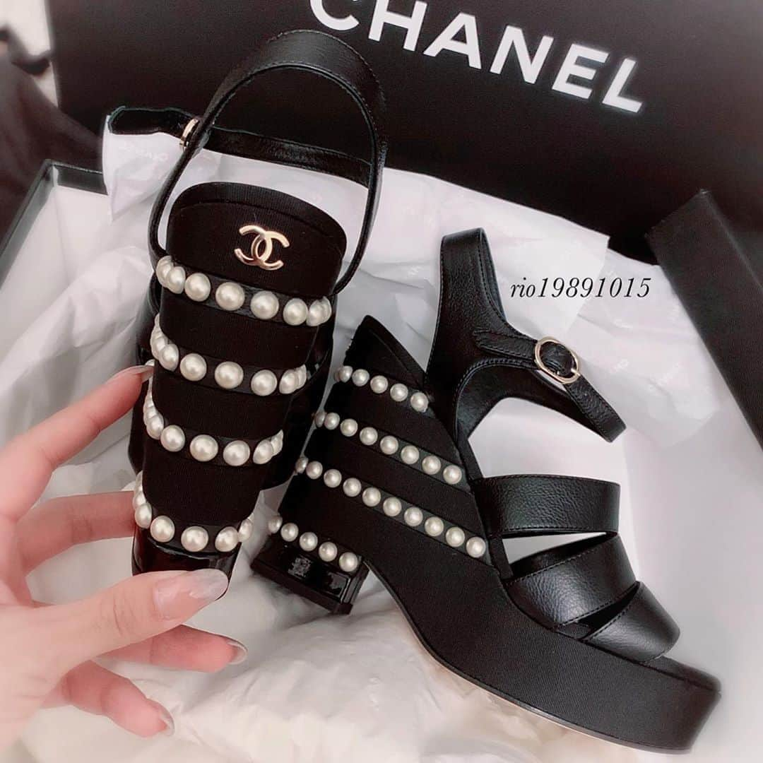 門りょうさんのインスタグラム写真 - (門りょうInstagram)「あー可愛い。新しいの❤︎#chanel  てか最近買い物しかしてへん😀ブツ撮りばっかおもんないよねごめんなさいね💧 高いやつしか載せへんけどそれ以外も結構買ってるから断捨離せなクローゼットがやばい😖ごっちゃごちゃ。キレイ好きやからまじで嫌😖えれな貰いにきて😖」5月10日 22時15分 - rio19891015