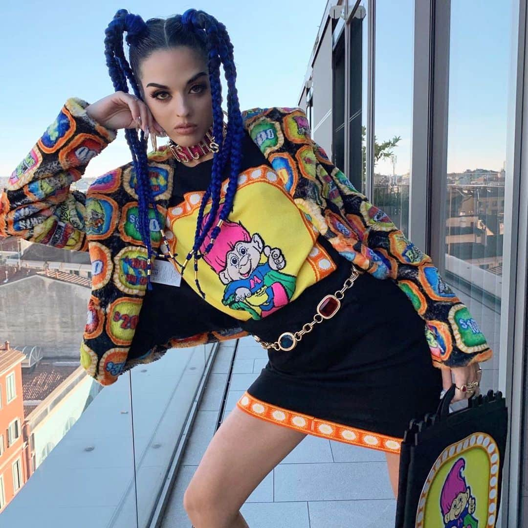 Moschinoさんのインスタグラム写真 - (MoschinoInstagram)「#Repost @sitabellan ・・・ TROLLiNG since ‘93 🥰 #sitabellan #moschino @itsjeremyscott @trolls」5月10日 22時17分 - moschino