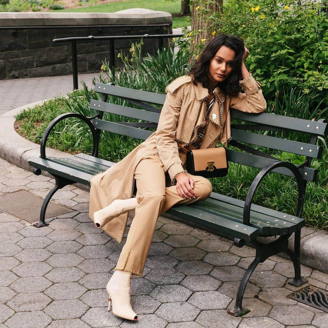 Vogueさんのインスタグラム写真 - (VogueInstagram)「Welcome spring with open arms—and a statement-making purse like @burberry’s leather TB bag as seen on @swan_sam. Shop it right here on Instagram by tapping the photo. Photographed by @nkrecicki.」5月10日 22時26分 - voguemagazine