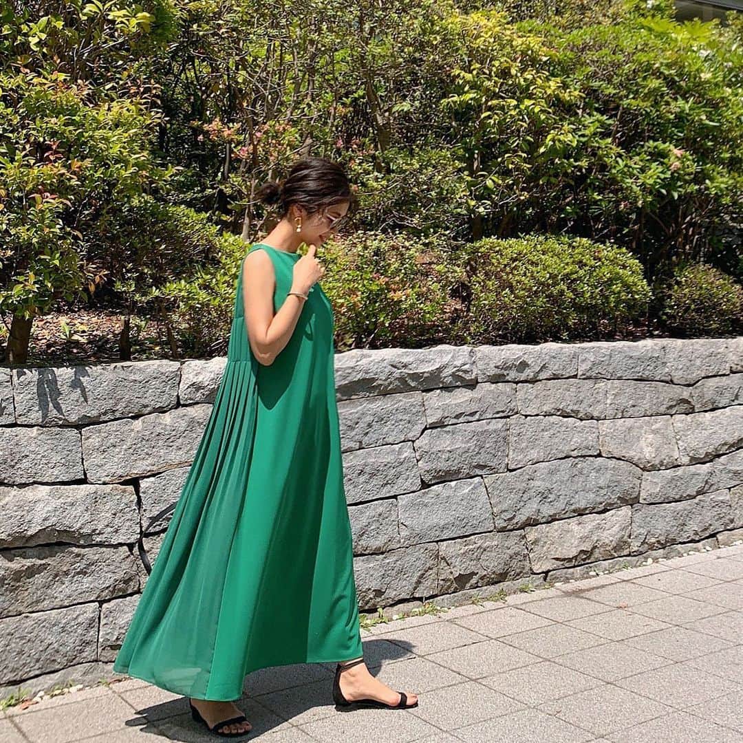 Sayakaのインスタグラム：「* 夏日🌿🌞✨✨ 鮮やかなグリーンに一目惚れした @lephil_official のワンピース👗 後ろはプリーツになっているので柔らかな動きが出てとっても綺麗☺️💓 . ADOREからこの春誕生した @lephil_official  アトレ恵比寿 〜5/20(月)まで 玉川高島屋 〜5/28(火)までPOP UP STORE開催中❣️ * * #fashion #outfit #coordinate #ootd #simple #basic #casual #lephil #summerdress #onepiece #green #gap #sayakascoordinate #今日の服 #コーディネート #コーデ #シンプル #シンプルコーデ #ワンピース #ルフィル #グリーン #サンダル  #ギャップ」