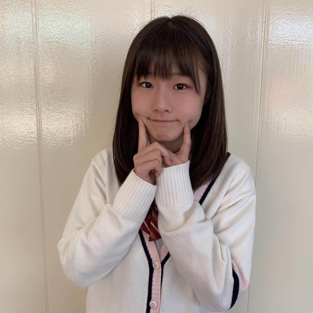 新倉愛海さんのインスタグラム写真 - (新倉愛海Instagram)「おやすみんと！！！(*´-`)🍀 #アプガ2 #新倉愛海 #制服 #jk1」5月10日 22時27分 - ami_niikura_uug2ki