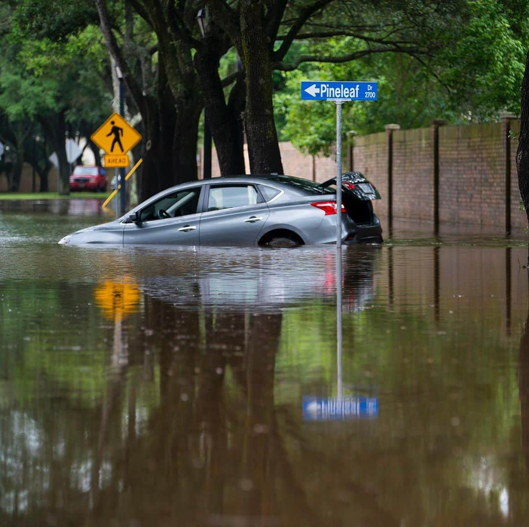 NBC Newsさんのインスタグラム写真 - (NBC NewsInstagram)「Heavy rains in #Houston led to power outages, school closings and several high-water rescues after an overnight storm. Click the link in our bio to read more. . 📷 Mark Mulligan / @houstonchron via @apnews」5月10日 22時24分 - nbcnews