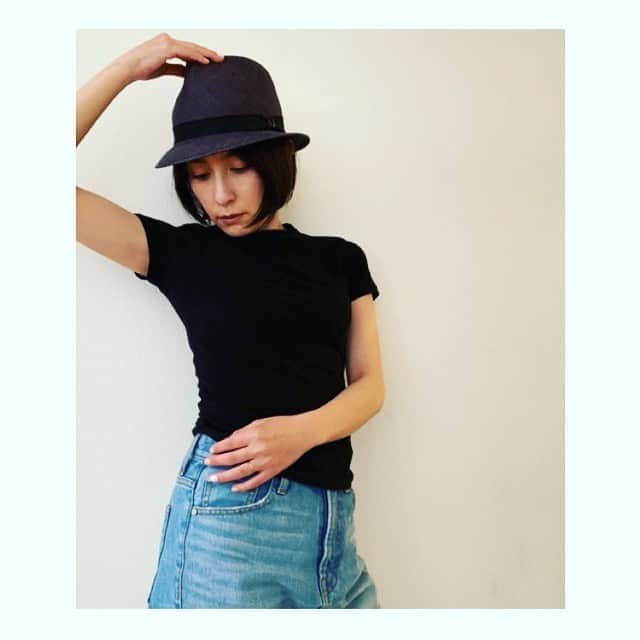 奥菜恵さんのインスタグラム写真 - (奥菜恵Instagram)「#今日は夏日 #半袖で過ごす1日 #ハイウェスト #デニム #ungrid #帽子 #maisonmichel  #良い一日 #スピッツを聴きながら掃除機 #スピッツ熱再燃 #セルフネイル #ベビーピンク #ベージュ #単色塗りでランダムに #意外と可愛い #ハッシュタグだらけですみません #ただ思っていることだけをハッシュタグにしてすみません #意外と楽しい #奥菜の日常 #megumiokina #花の金曜日 #昭和 #平和 #そば茶 と #竹炭 飲んで眠ります #goodnight #最後までハッシュタグの嵐にお付き合いいただきありがとう」5月10日 22時24分 - megumi_okina