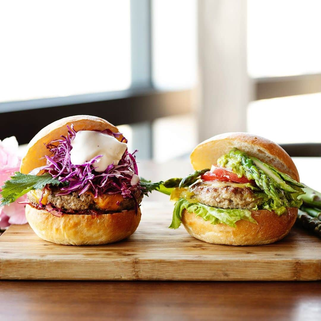 Andaz Tokyo アンダーズ 東京さんのインスタグラム写真 - (Andaz Tokyo アンダーズ 東京Instagram)「New burgers have arrived at BeBu, just in time for patio season 🍔☀️ Embracing the early summer ingredients, try our colorful Ajisai Burger 🌺 or fresh Asparagus Burger for a healthy dose of vitamins. https://bit.ly/2WGsz81 • BeBuではシーズナルバーガーとして「アスパラガスバーガー」と、「アジサイバーガー」をご提供中。ポークとチキンの合挽き肉に、アスパラガスを練りこんだアスパラガスバーガーは、さっぱりフレッシュな味わいで女性でもペロリといけちゃいますよ。🍔 https://bit.ly/2Jfn7Wv」5月10日 22時25分 - andaztokyo