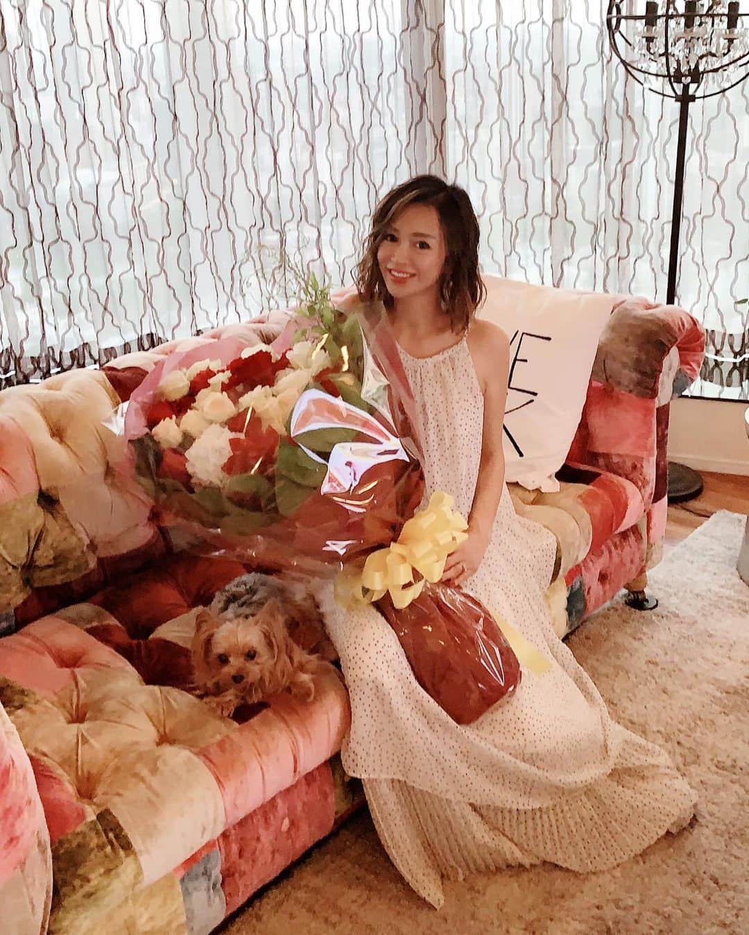 asami0510のインスタグラム：「今日はお誕生日✌️ 旦那さんが特大なお花を持って帰ってきてビックリ💐✨✨おもたーい❤️ こんな大きい花束初めて嬉し過ぎて記念に☺️💕💕 この後は私の大好きなお店にご飯食べに連れて行ってもらったよ❤️ お仕事忙しい中ありがとう❤︎とっても幸せな1日☺️ #mybirthday #bd #happyday #love #令和元年」