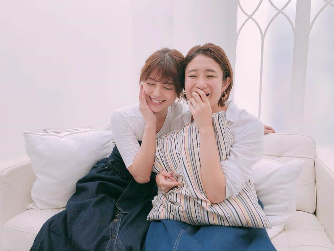 南里美希さんのインスタグラム写真 - (南里美希Instagram)「本日は美人百花の撮影でした🎀 同い年で仲良しのヘアメイク @hitomimohri ちゃんと 仲良く白トップス×デニムかぶりのにっこにこオフショット☺︎ もうすぐそこに夏がきているような... . . . #きてないような #その前に梅雨かっ #沖縄行きたいな #fashionmagazine  #beauty  #美人百花 #shoot . . .」5月10日 22時30分 - mikinanri_official