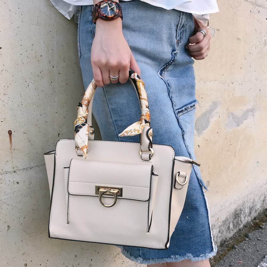 榊本麻衣さんのインスタグラム写真 - (榊本麻衣Instagram)「♡♡ . . 先日のcode👠✨ . . tops & bag / #fifth ←40％off watch / #nixon shoes / #fabbyfabby . . 爽やかなコーデにしてみたっ😌✨ . トップスはホワイトで バッグはアイボリー☺️💕 . 白のトップスって何枚あっても 使えるし可愛い💋✨ . . #mai___fashion #mai___code#code #コーデ #コーディネート #coordinates #fashion #ファッション#春コーデ #outfit #ootd #お洒落さんと繋がりたい #可愛い #fifthtl #フィフス #カシュクールフレアブラウス #スカーフ付き2wayハンドバッグ #デニム #denim #デニムスカート」5月10日 22時31分 - maipipii