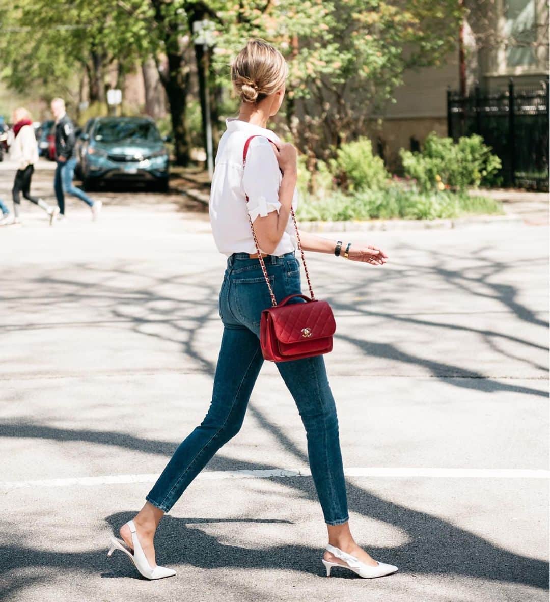 Anna Jane Wisniewskiのインスタグラム：「I’m in an interesting place work-wise right now—I work for myself on the blog, am working on growing a jacket company (@shoponethird) and also am home with my kids two days a week. Today on the blog, I’m sharing a couple of my typical spring outfits for when I’m out and about for work or meetings—all featuring a brand I’m excited to share with you: @louiseetcie (chic shoes at a great price point!) PS this whole outfit is on sale! #sponsored http://liketk.it/2BJ4n #liketkit @liketoknow.it  #LTKunder100 #workingmom #chicagoblogger #kittenheels 📸 @ironandhoney」