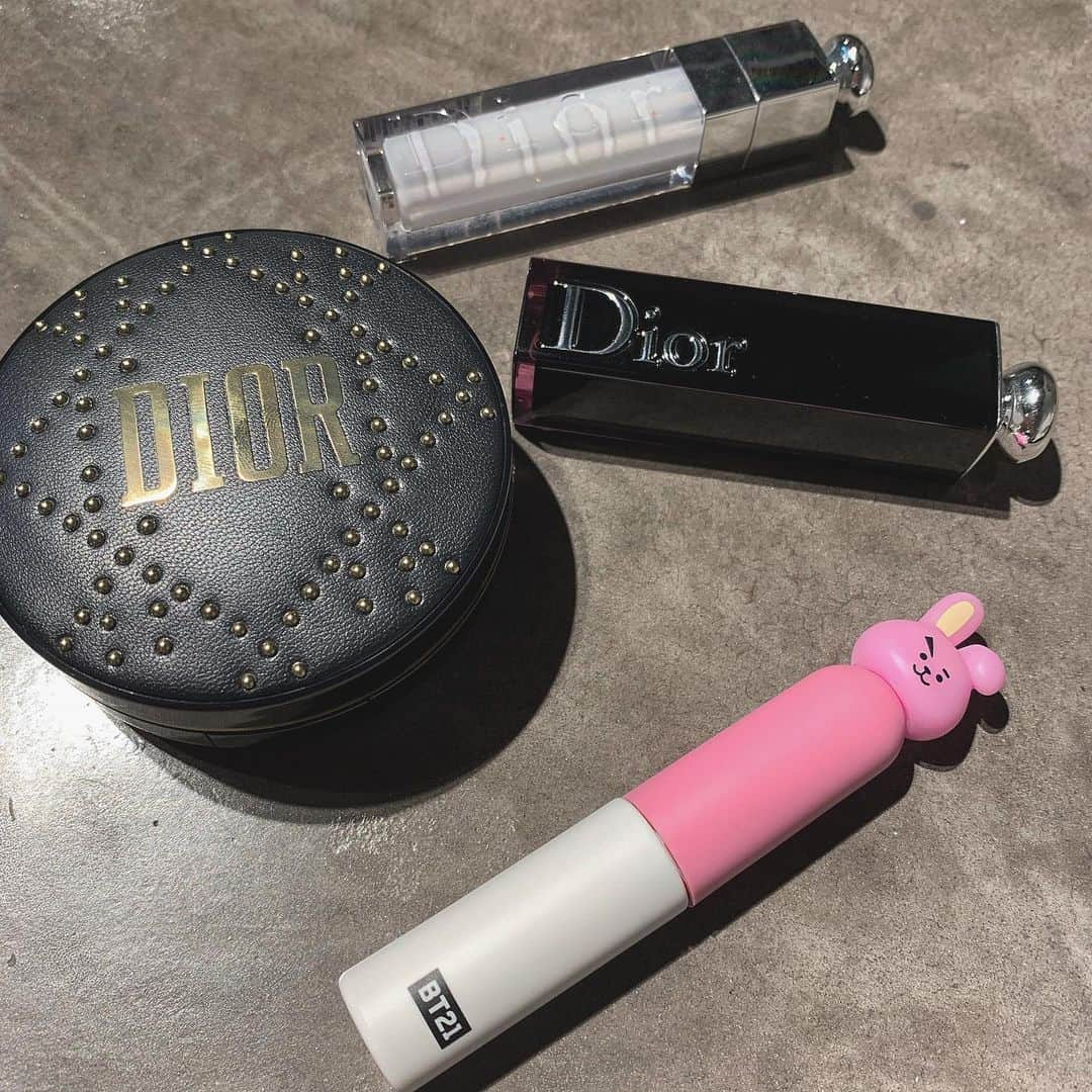 川崎成美さんのインスタグラム写真 - (川崎成美Instagram)「新入り達。 クッションファンデ派🥰 #dior #diormakeup #bt21 #vtcosmetic」5月10日 22時45分 - naru_1127