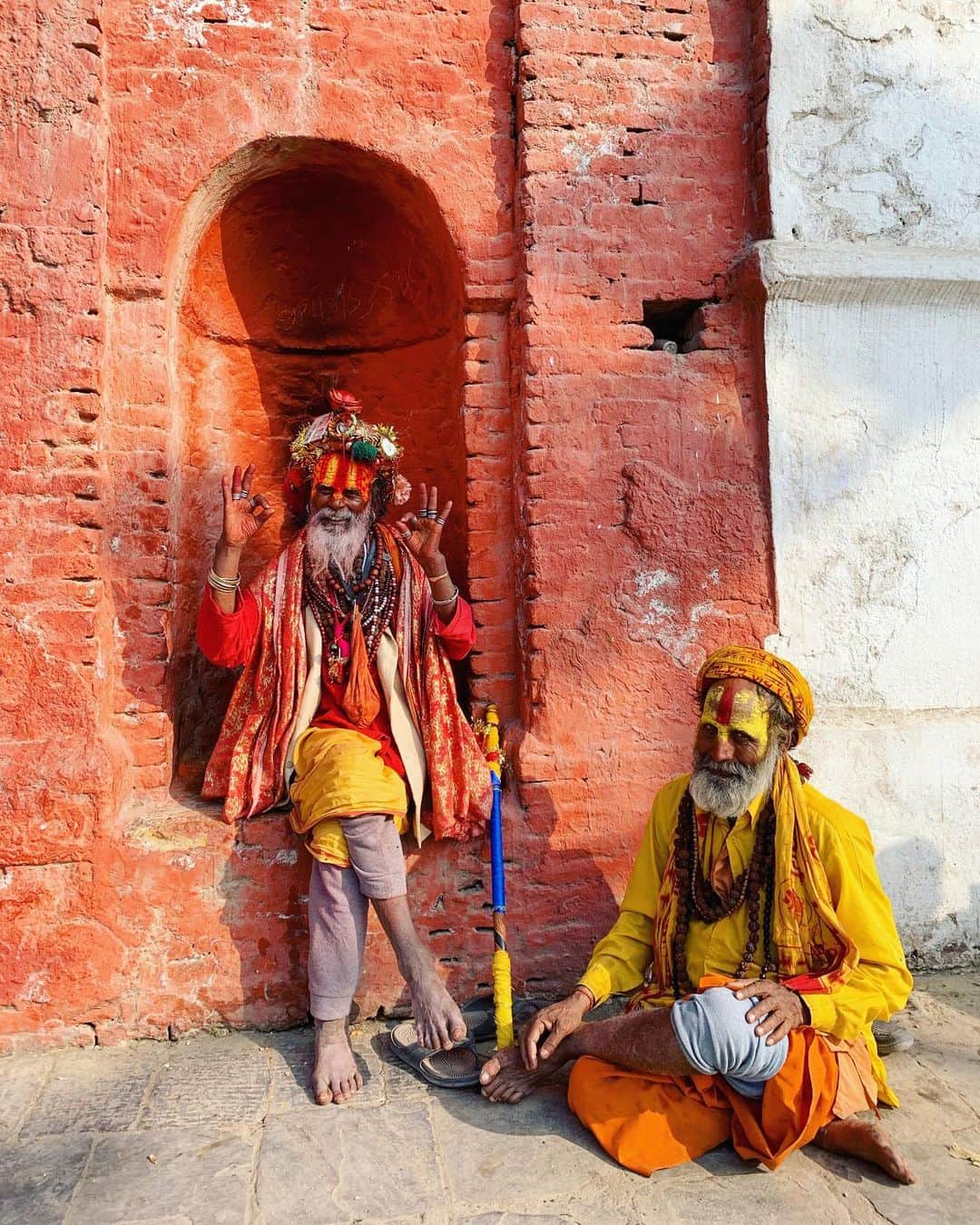 Yuya Oishiさんのインスタグラム写真 - (Yuya OishiInstagram)「オシャレな民族衣装🥺👌💛﻿ ﻿ ﻿  #nepal #kathmandu  #travelling #beautiful #travel #trip #journey #travelgram #love #happy #spain #pashupathinath  #instagood #colorful #worldheritage #photooftheday  #temple #traveler #smile #instatravel #travellover  #ネパール #カトマンズ #海外 #海外旅行 #旅  #旅行  #海外生活 ﻿ #🇳🇵」5月10日 22時39分 - yuustaglam