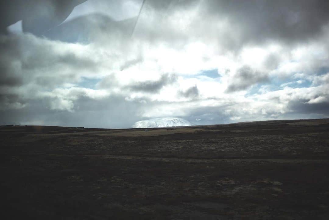佐々木明さんのインスタグラム写真 - (佐々木明Instagram)「Iceland 🇮🇸 国土の9割強は大自然。 今もなお活発な火山活動。 地熱資源を活かした地熱発電が盛ん。1973年の石油危機をキッカケに地熱開発が本格化 現在では3割が地熱発電、約7割が水力発電でほぼ100%が自然エネルギーによる発電を実現しているという。  とは言え全人口は30万人だから補えるというところはあるけど、日本の地方都市くらいは軽く補えてしまうと言う事ですね。  また2008年金融危機に陥ったことで地熱資源活用や観光産業に舵を取った事でなかなかの近代的な建物やツアーが多々あるのは面白い。  良い国ですよアイスランド🇮🇸 #アイスランド #akipedia を #信じすぎるな #Iceland  #trip #travel #ski #reykavik #neverstopexploring #canon #5dm3」5月10日 22時41分 - akiraexploring