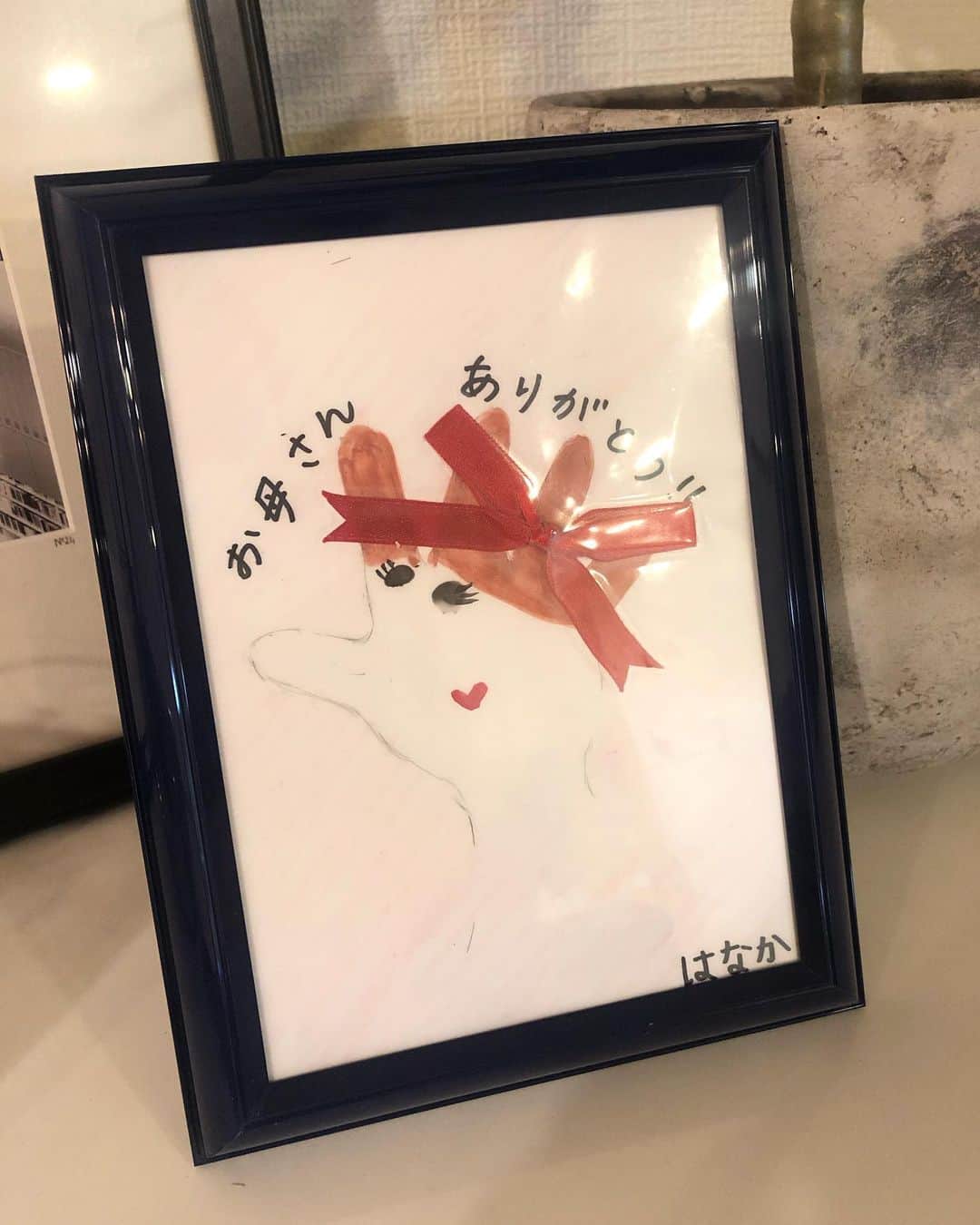 那須久美子さんのインスタグラム写真 - (那須久美子Instagram)「お家に帰ったら、華からの母の日のプレゼント🎁  ねぇ。。。嬉しすぎて泣くよ❓😭💕 一生大切にするよ✨  #ママ2年目 #母の日 #保育園作品 #手形 #小さな手」5月10日 22時43分 - nasu_kumiko