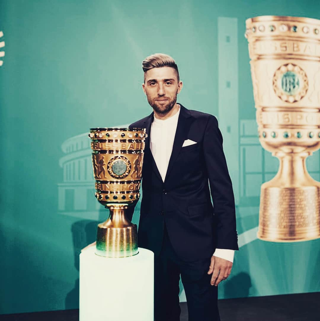 ケヴィン・カンプルさんのインスタグラム写真 - (ケヴィン・カンプルInstagram)「Heute haben @javi8martinez und ich in Berlin beim offiziellen Cup Handover Event den @dfb_pokal in Empfang genommen.  Bevor wir in 15 Tagen dann im Finale stehen, gibt’s morgen erstmal die Generalprobe gegen den @fcbayern ! 💪⚽️👌 #RBL #dfbpokal # KK44」5月10日 22時52分 - kevinkampl