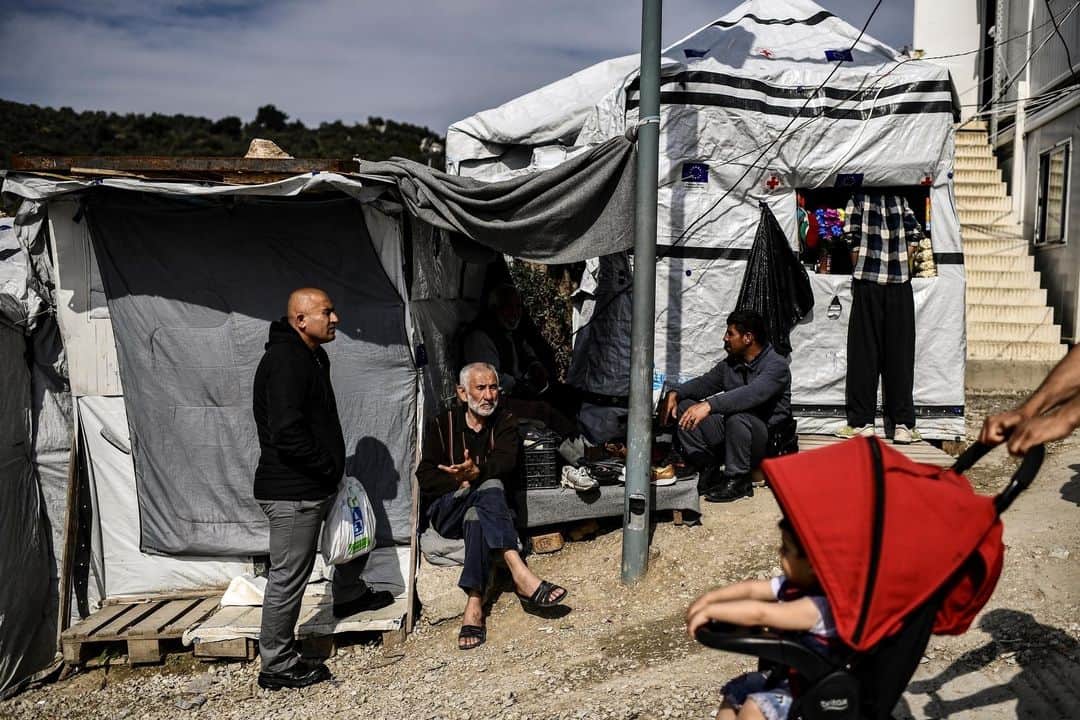 ルモンドさんのインスタグラム写真 - (ルモンドInstagram)「Derrière plusieurs rangées de barbelés, des dizaines de conteneurs où s’entassent des familles s’étalent à perte de vue. Cet ancien terrain militaire, situé tout près de Mytilène, la principale ville de Lesbos, est le plus grand camp de réfugiés d’Europe. Le site, qui possède son propre centre de rétention, accueille près de 5 000 migrants, soit plus du double de sa capacité. Les derniers arrivés ou ceux qui le préfèrent vivent sous des tentes à l’extérieur de l’enceinte, un espace baptisé « l’oliveraie » qui ne cesse de s’étendre. En 2015, ils étaient des milliers à s’échouer chaque jour sur les rivages de l'île grecque. Quatre ans plus tard, plusieurs dizaines de clandestins parviennent encore à franchir chaque semaine les mailles du filet, 99 très exactement, entre le 27 avril et le 5 mai, selon le HCR – un chiffre en nette baisse par rapport à l’an passé. La situation n’en reste pas moins dramatique. - « L’oliveraie », le long du camp de Moria, sur l’île de Lesbos, en mars. Photo : Aris Messinis (@aris.messinis) / AFP (@afpphoto)」5月10日 22時52分 - lemondefr