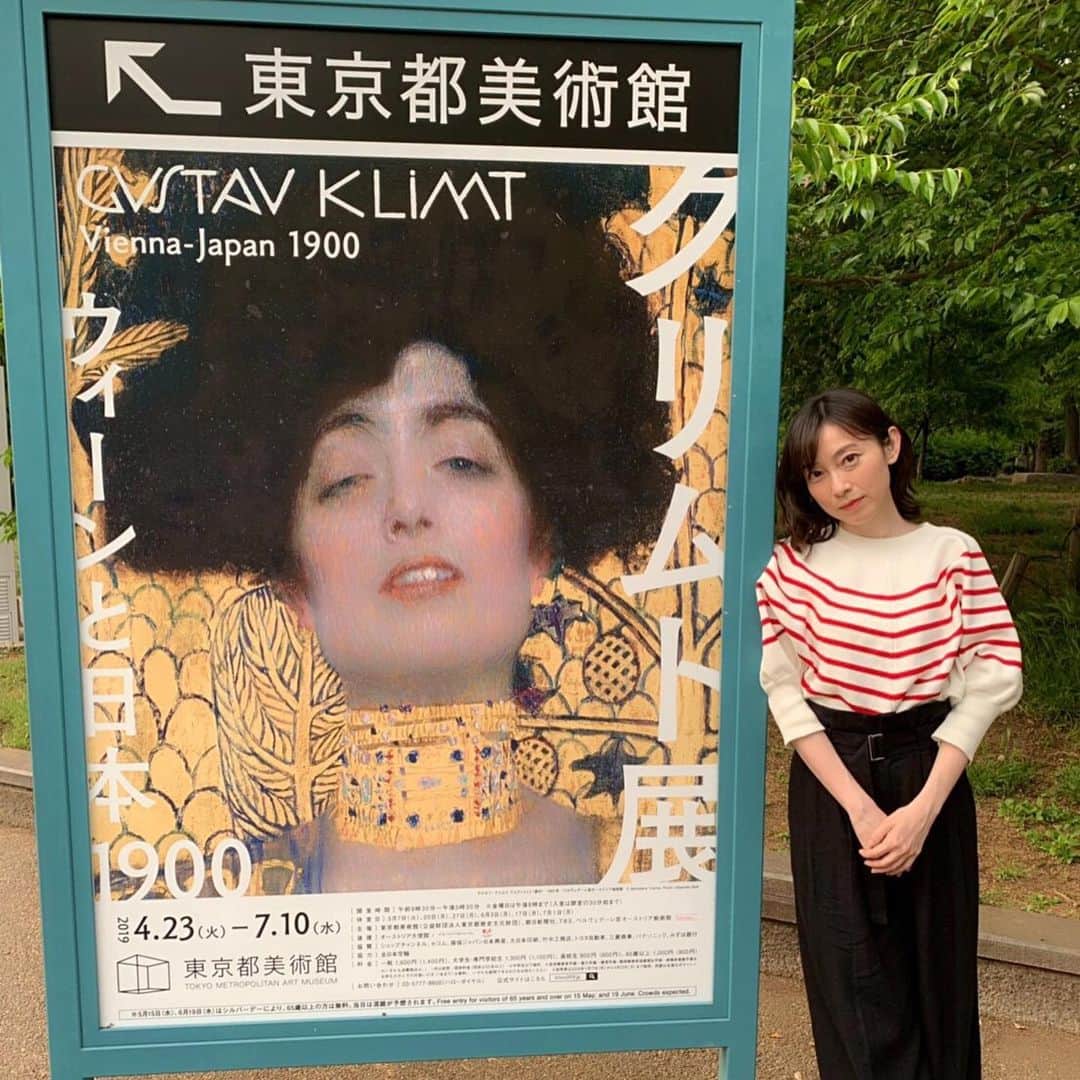 小橋めぐみのインスタグラム：「撮影終わり。 クールダウンを兼ねて、クリムト展へ。今日、金曜日は夜8時まで開館しているのです。 クリムトの絵はもちろん素晴らしく、美しかったのだけれど、 彼の人生が、これほどまでに迫ってくるとは。どんな思いで絵に向かっていったのだろう。 もっともっと、知りたい。 写真2枚目は、絶対買うぞと心に決めていたグッズ。金の付箋とノート。 #クリムト展 #クリムト展ウィーンと日本1900 #klimt」