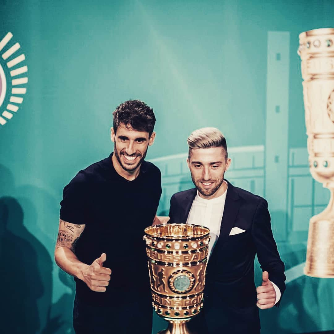 ケヴィン・カンプルのインスタグラム：「Heute haben @javi8martinez und ich in Berlin beim offiziellen Cup Handover Event den @dfb_pokal in Empfang genommen.  Bevor wir in 15 Tagen dann im Finale stehen, gibt’s morgen erstmal die Generalprobe gegen den @fcbayern ! 💪⚽️👌 #RBL #dfbpokal # KK44」