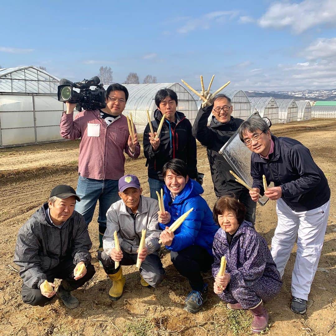 福田太郎のインスタグラム：「春の味覚ですね〜👨‍🌾 まさに旬の、北海道産ホワイトアスパラは 甘み旨味が、ぎゅっと詰まっているのが特徴。 光が遮られたハウスの中は、ちょっぴり幻想的でした🚜  採れたてを 畑で茹でて マヨネーズ  #ホワイトアスパラ #渡り鳥 たち #シベリア に行くらしい #美深町 の農家 森元さん一家の #イチオシ は 茹でマヨ あすの #イチモニ でオススメ料理もご紹介🍳朝6時半〜 #食のチカラ スペシャルは朝9時50分〜ですー！」