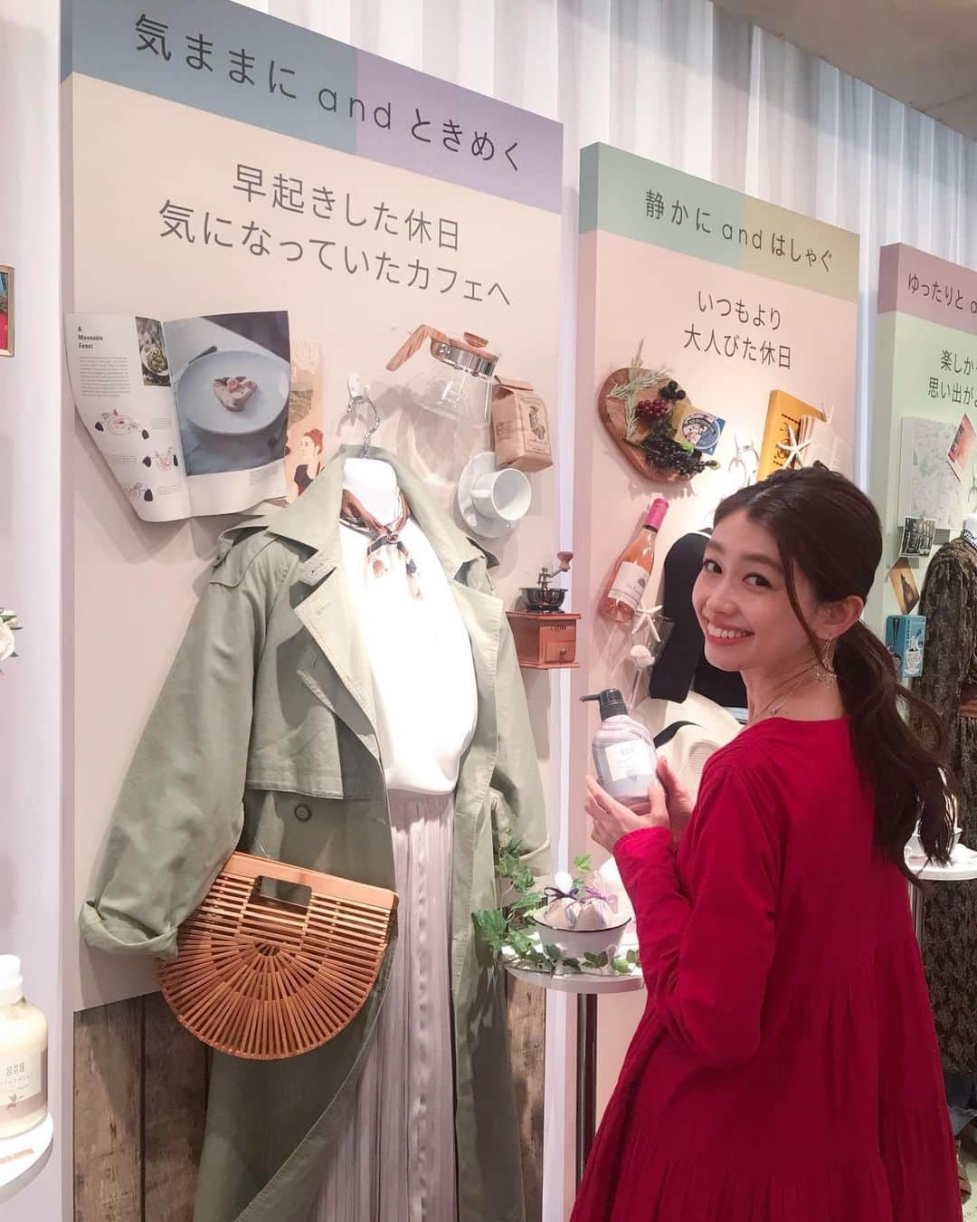 のインスタグラム：「5/10〜12まで表参道駅からすぐのZero Base表参道で開催中の「and and closet」 @andand_official_jp に花王さんからご招待いただき遊びに行ってきました💜 「and and closet」はそれぞれ3種類のシャンプーとトリートメントを組み合わすことが出来るヘアケアブランドで実際に体験して香りとそしてデザインで選びました✨ 私はきままに×ときめくでした💠💠 気ままにのシャンプーのボトルが可愛くて香りも良くて好き‼️体験するとサンプルのプレゼントももらえたよ🌈  #andand #アンドアンド #コーデするシャントリ #9stories #andand_広告 #shampoo #シャンプー #treatment #トリートメント #haircare #ヘアケア #beauty」