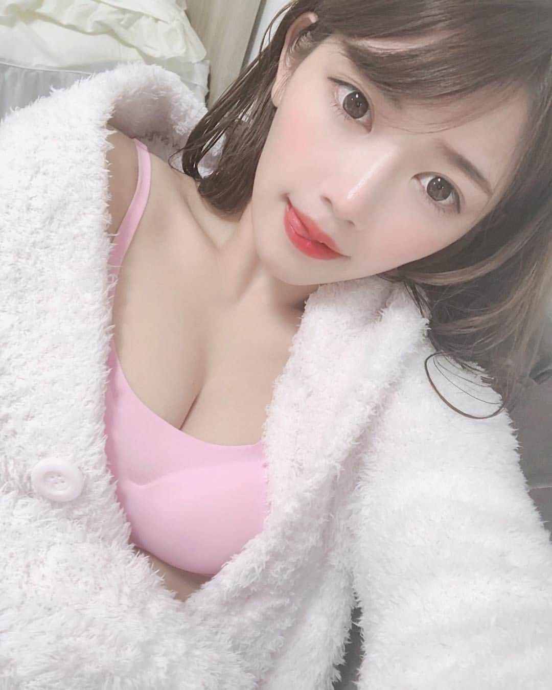 美女美容事情さんのインスタグラム写真 - (美女美容事情Instagram)「《もこもこ〜🐶❤️》 * リポストを使って、素敵な写真📷✨を投稿されてる方を紹介させて頂く⠀⠀⠀ 【💄美女美容事情💅】のコーナーです✨ *⠀⠀⠀⠀⠀⠀ いいねやコメント、フォローして応援してね❤︎🥰🎶⁣ *⠀⠀⠀⠀⠀⠀ 今回ご紹介させて頂きますのは❤︎ micさん< @mic_kimgram >の素敵なお写真📸 * 真っ白もこもこな服にmicさんのふんわりした雰囲気があっていてとても可愛らしい一枚😘❤️そんなmicさんの意外な趣味はコスプレなんだとか💋 *⠀ micさんのアカウントには他にも素晴らしい投稿が沢山ありますので是非覗いてみて💁‍♀️💙 *⠀ micさん<@mic_kimgram > 素敵な投稿ありがとうございました☺️📸✨⠀⠀⠀⠀⠀⠀⠀ △▼△▼△▼△▼△▼△▼△▼△▼△▼⠀⠀⠀⠀⠀⠀⠀⠀⠀⠀⠀⠀⠀⠀⠀⠀⠀⠀⠀⠀⠀⠀⠀⠀⠀⠀⠀⠀⠀⠀⠀⠀ ❤🧡💛「美女美容事情」💚💙💜⠀⠀⠀⠀⠀⠀⠀⠀⠀⠀⠀⠀⠀⠀ 👇掲載ご希望の方は👇⠀⠀⠀⠀⠀⠀⠀⠀⠀⠀⠀⠀⠀⠀⠀ @b_b_j.jタグ付けと🖤 # ビジョビ⠀🖤⠀⠀⠀⠀⠀⠀⠀⠀⠀⠀⠀⠀⠀⠀ をタグ付けお願いします✨⠀⠀⠀⠀⠀⠀⠀⠀⠀⠀⠀⠀⠀⠀⠀ ――――――――――――――――⠀⠀⠀⠀⠀⠀⠀⠀⠀⠀⠀⠀⠀⠀⠀⠀⠀⠀⠀⠀⠀⠀ ～姉妹アカウントのご紹介～⠀⠀⠀⠀⠀⠀⠀⠀⠀⠀⠀⠀⠀⠀⠀⠀⠀⠀⠀⠀⠀⠀⠀⠀⠀⠀ ◇美容情報を紹介している«美女美容事情～Beauty～»⠀⠀⠀⠀⠀⠀⠀⠀⠀⠀⠀⠀⠀⠀⠀⠀⠀⠀⠀⠀⠀⠀⠀⠀⠀ ( @b_b_j.j_b )⠀⠀⠀⠀⠀⠀⠀⠀⠀⠀⠀⠀⠀⠀⠀⠀⠀⠀⠀⠀⠀⠀⠀⠀⠀⠀ ◇美しい旅スポット紹介をしている«美 spot»⠀⠀⠀⠀⠀⠀⠀⠀⠀⠀⠀⠀⠀⠀⠀⠀⠀⠀⠀⠀⠀⠀⠀⠀ ( @b__spo )⠀ ◇ビジョビがお届けするセレクトショップ«bi select» ( @bi_select ) ⠀⠀⠀⠀⠀⠀⠀⠀⠀⠀⠀⠀⠀⠀⠀⠀⠀⠀⠀⠀ よかったらこちらも覗いてみてね✨ ――――――――――――――――⠀⠀ @b_b_j.j⠀ #ヘアスタイル  #自撮り #メイク #beauty⠀⠀⠀⠀⠀⠀⠀⠀⠀⠀ #美肌 #春カラー ⠀⠀⠀⠀⠀⠀ #ファッションコーデ #ナチュラルメイク⠀⠀ #アイメイク #ルームウェア ⠀⠀⠀ #オトナ女子 #ゴージャス ⠀ #下着 #カラコン ⠀⠀⠀ #ランジェリー  #ルームウェア ⠀ #美意識向上 #リラックスタイム ⠀⠀⠀⠀⠀⠀⠀⠀ #アイシャドウ #女子力アップ ⠀⠀⠀ #アイライン #美意識 ⠀⠀⠀⠀⠀⠀⠀⠀ #リップ💄 #お洒落な人と繋がりたい⠀⠀ #女子力 #女子力向上 ⠀⠀⠀⠀⠀ #リップ #美人すぎる ⠀ #naturalbeauty #makeup」5月10日 22時55分 - b_b_j.j