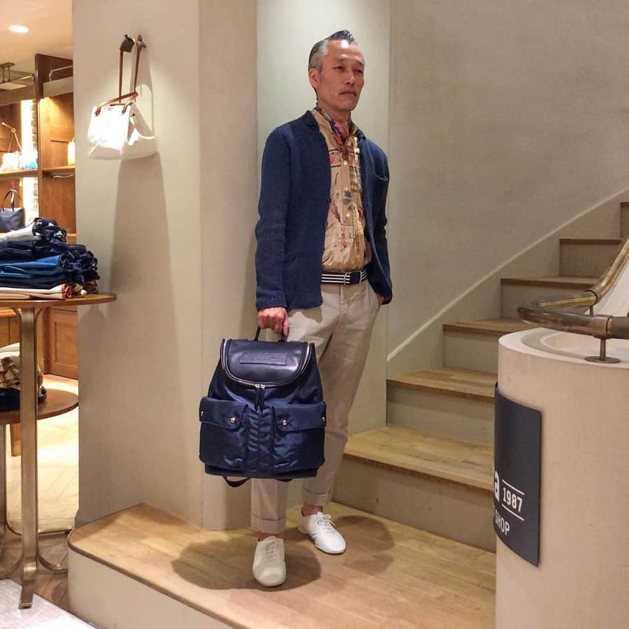 Felisi Japan 〔フェリージ〕さんのインスタグラム写真 - (Felisi Japan 〔フェリージ〕Instagram)「【フェリージ 青山店】 . オフィスカジュアルにともない、軽装になってくるこの時期、服装に合わせてバッグも変えてみませんか？青山店ではリュックをメインにおすすめしております。 . . . #felisi #bag #shop #aoyama #rucksack #totebag #フェリージ #青山店 #リュックサック #トートバッグ #スタッフコーデ #クールビズ #オフィスカジュアル」5月10日 22時59分 - felisi_japan
