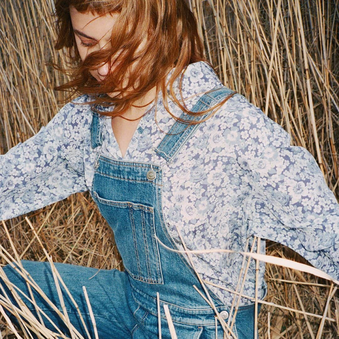 ステラ・マッカートニーさんのインスタグラム写真 - (ステラ・マッカートニーInstagram)「@badgalsiri wears the new organic cotton denim overalls in our latest #StellaBy series, available in-store now. 📸 @JosephineLochen.⁣ ⁣ Discover more reimagined Stella denim from the new collection online.  #StellaMcCartney」5月10日 22時59分 - stellamccartney