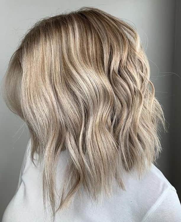 CosmoProf Beautyさんのインスタグラム写真 - (CosmoProf BeautyInstagram)「This blonde bob is #HairGoals😍💛 ✨ Gorgeous #foilayage by @marisaaohio who lightened using @matrix Lightmaster and toned using Matrix #ColorSync & #SoColor with @framar tools and @olaplex ✨ Lift and tone with #Matrix new and improved SoColor Ultra Blondes- reformulated to be low ammonia, but with the same powerful Matrix lift you know and love👏 available at #CosmoProfBeauty for #licensedtocreate artists  #repost #matrixcolor #blondehair #blondespecialist #livedinhair #livedincolor」5月10日 23時00分 - cosmoprofbeauty