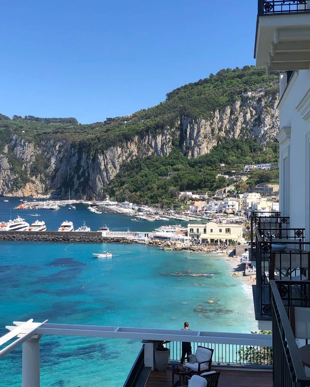 ヨハネス・ヒューブルさんのインスタグラム写真 - (ヨハネス・ヒューブルInstagram)「Back in beautiful Capri - jumped into that pool immediately #swipe👉🏻 #jetlagcure #funWeekend」5月10日 23時01分 - johanneshuebl