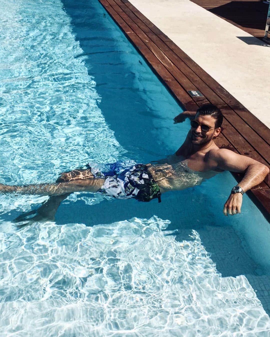 ヨハネス・ヒューブルさんのインスタグラム写真 - (ヨハネス・ヒューブルInstagram)「Back in beautiful Capri - jumped into that pool immediately #swipe👉🏻 #jetlagcure #funWeekend」5月10日 23時01分 - johanneshuebl
