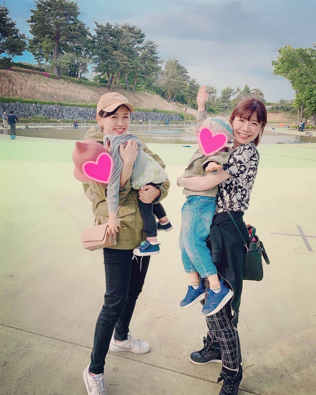 虎南有香のインスタグラム：「今更だけど、GW🎏💭 PPE恒例の釣りへ💖 子供がいるのでガチ釣り場へは行けなかったけど、久しぶりにルアー投げました🎣笑 見ての通り、私の腕の中に収まってくれないワンパクな娘ですので、とにかく水へドボンしないように、置いてある竿を振り回さないように追いかけるのに必死でございましたが、とても楽しかったです。笑 よーちゃんが抱っこしてるのは、窓際の息子君☺️✨ みんなでワイワイ楽しかったなー😍💕」